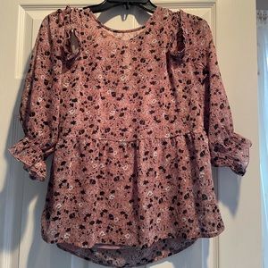 AE blouse with cutout shoulder